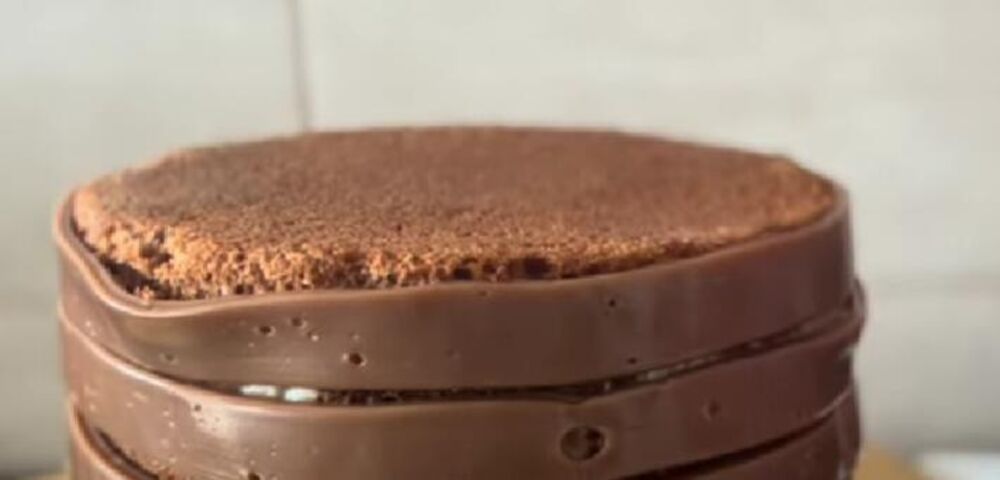 Čokolada preko čokoladne torte sa kokosom