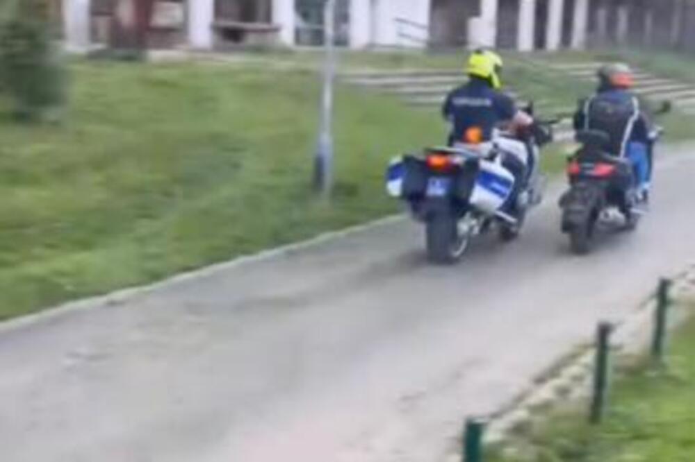 FILMSKA JURNJAVA POLICAJCA KROZ BLOKOVE: Na motoru jurio vozača skutera kroz prolaze od zgrada (VIDEO)