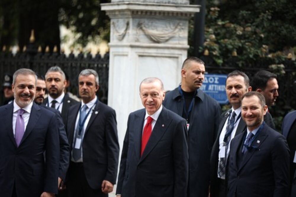 Visoki muškarac s brkovima, telohranitelj Erdogana