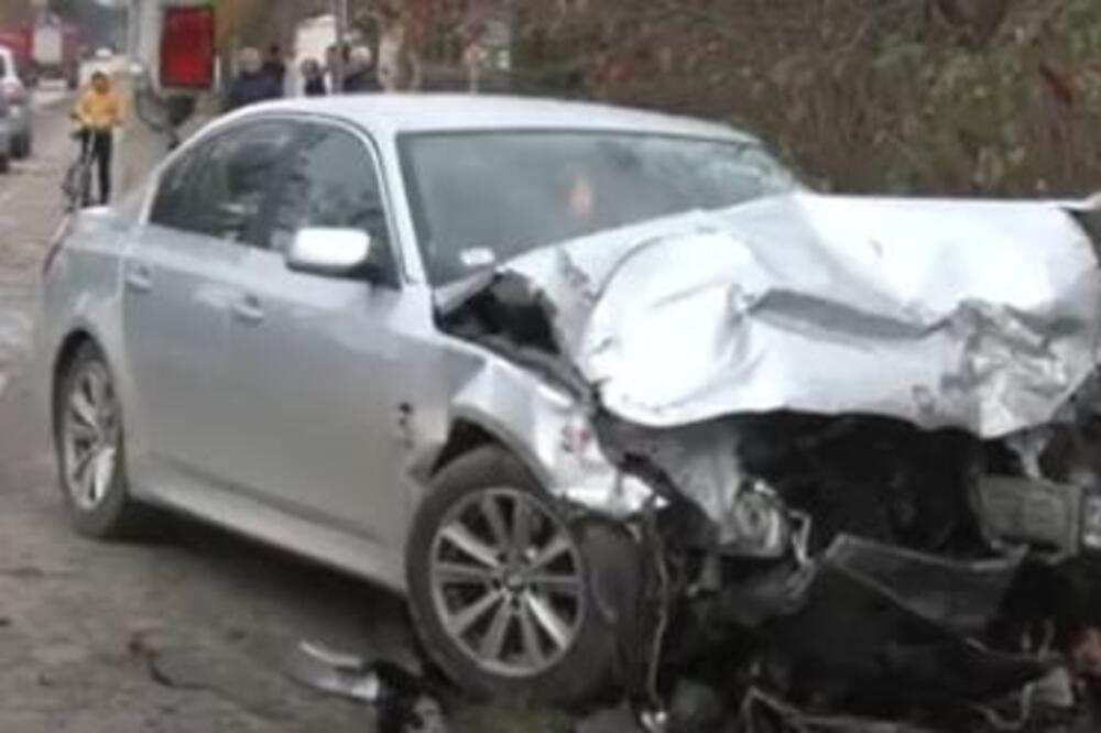 STRAVIČNA NESREĆA U OBRENOVCU! POGINULA JEDNA OSOBA: Od siline udarca oba automobila probila ogradu (VIDEO)