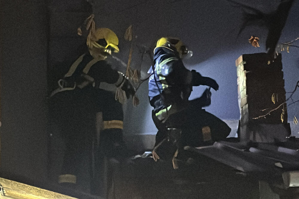 UGAŠEN POŽAR U ZEMUNU: Policija i vatrogasci i dalje na licu mesta