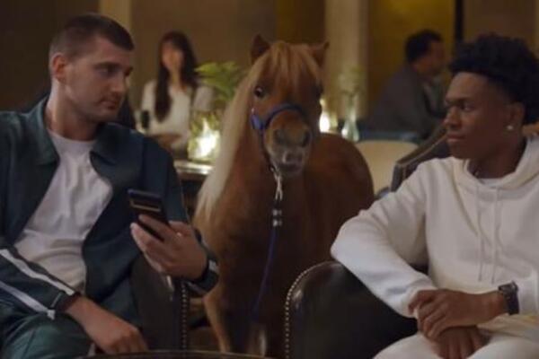 "AAA, MAMU TI..." Ovo je smešnije od same reklame, Jokić psovao na snimanju sa ponijem! (VIDEO)