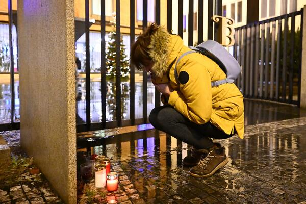 POTRESNE SCENE NA ULICAMA PRAGA: Građani PALE SVEĆE za žrtve NAJKRVAVIJEG MASAKRA u Češkoj!