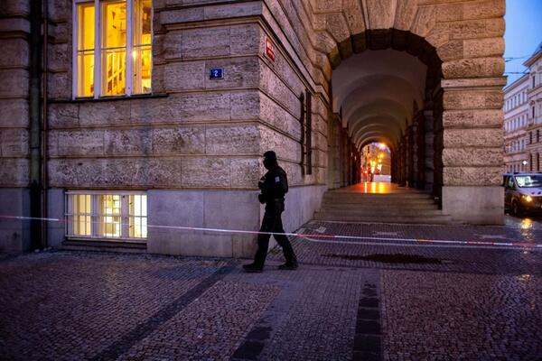 POLICIJA OBJAVILA DRAMATIČAN SNIMAK UPADA NA FAKULTET U PRAGU: Kad nije imao kuda ubica izvršio SAMOUBISTVO (VIDEO)