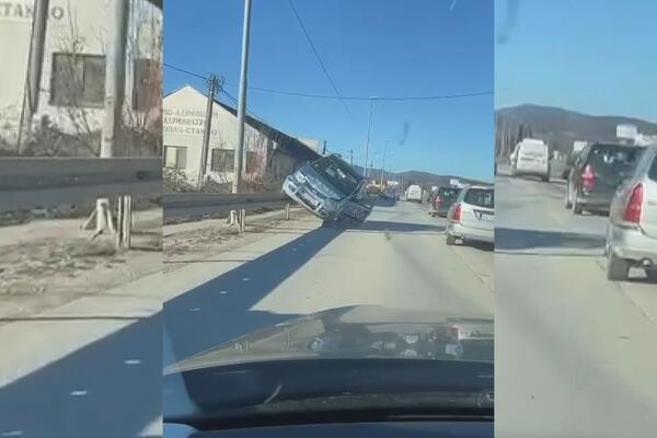 PANDA ZAVRŠILA NA ZAŠTITNOJ OGRADI: Sudarila se dva auta kod Čačka, vozač uspeo da izađe iz "okačenog" auta (FOTO)