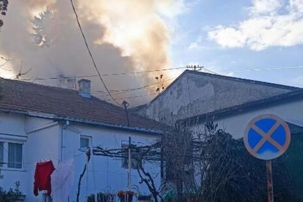 GORI KUĆA U BEOGRADU! Izbio požar u ULICI KOSTE GLAVINIĆA (FOTO)