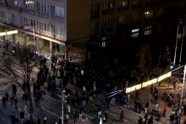 ZAVRŠEN PROTEST ISPRED RIK: Održana protestna šetnja do zgrade RTS