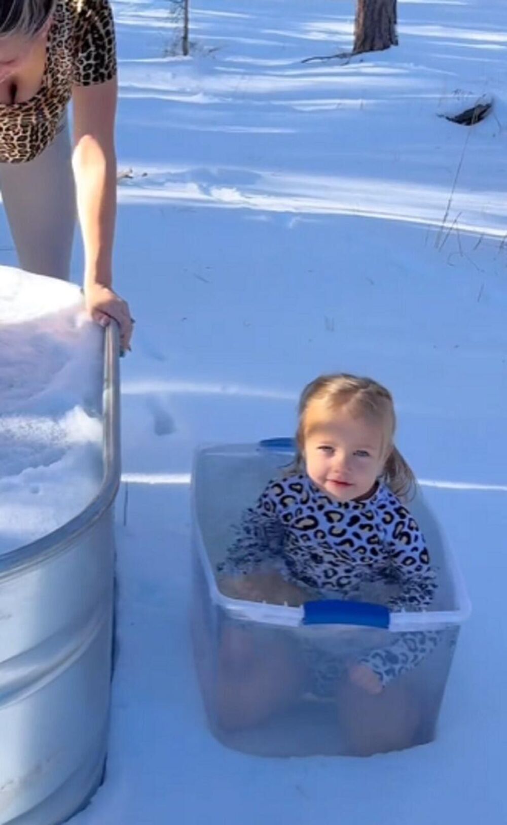 Majka je stavila devojčicu u  kadu sa ledenom vodom
