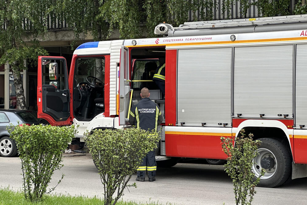 ZAPALIO SE AUTOMOBIL U UŽICU: Vozač odmah ISTRČAO iz VOZILA, vatrogasci došli NA LICE MESTA