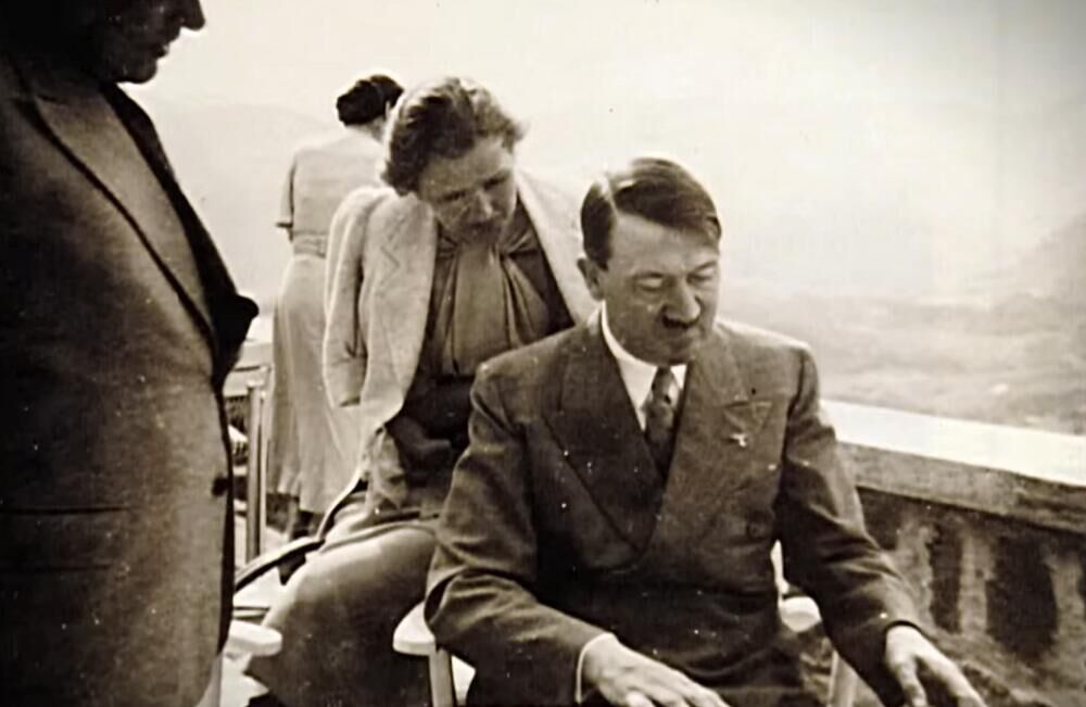 Posle ponoći u noći između 28. i 29. aprila, Hitler i Eva su se venčali na maloj građanskoj ceremoniji u bunkeru