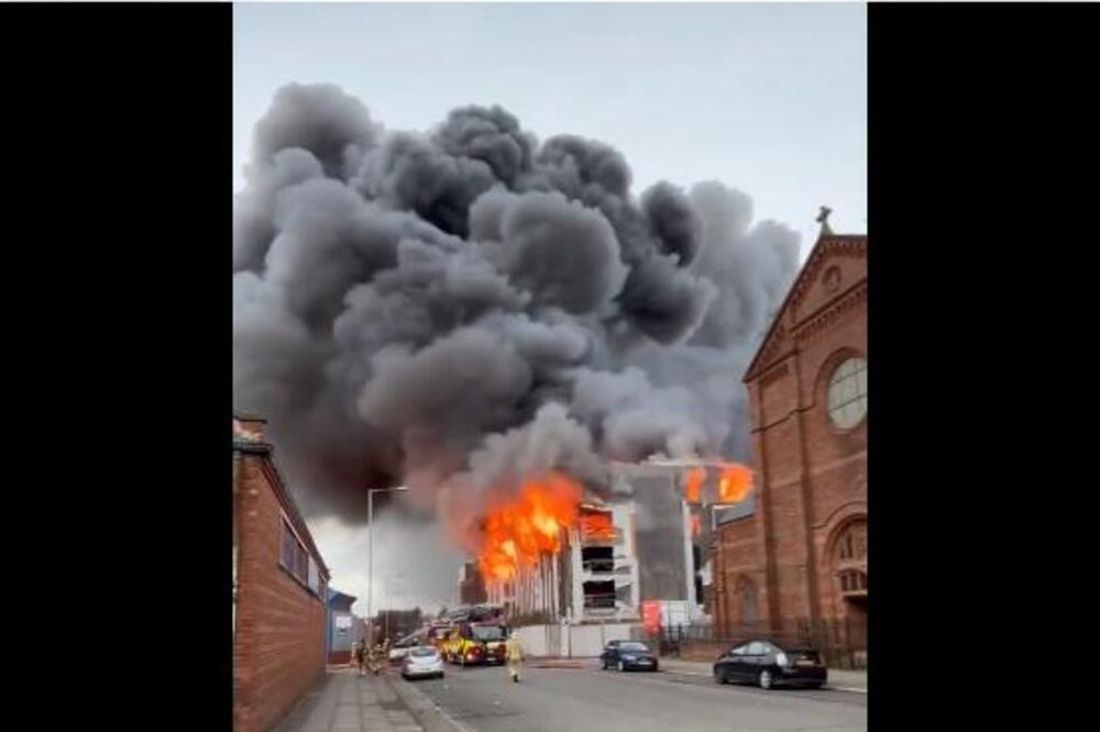 BUKTI PLAMEN U ZGRADI, STRAHUJE SE DA ĆE DA SE SRUŠI: Stravičan požar u Liverpulu, u toku EVAKUACIJA (VIDEO)