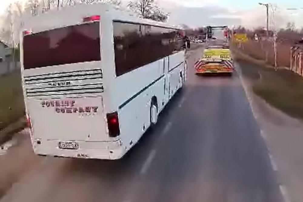 IZBEGNUTA TRAGEDIJA U POSLEDNJEM TRENUTKU: Snimak opasne vožnje autobusa punog putnika šokirao region (VIDEO)