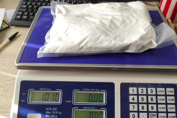 UHAPŠEN DILER U STAROJ PAZOVI: Policija mu u kući pronašla kilogram droge (FOTO)