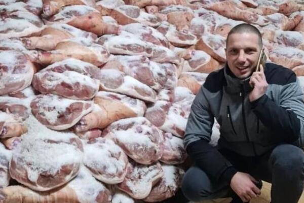 MARKO KILOGRAM PRŠUTE PRODAJE ZA 300 EVRA: Svinje hrani VOĆEM iz marketa, a evo šta radi KAD SE RAZBOLE (FOTO)