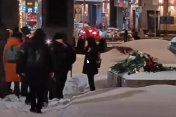 HAOS U MOSKVI: Policija UHAPSILA demonstrante koji su protestovali zbog SMRTI NAVALJNOG (VIDEO)