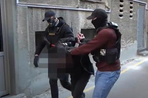 SNIMAK HAPŠENJA NA ADI HUJI: Policija u bašti kafića savladala muškarca zbog OVOGA (VIDEO)
