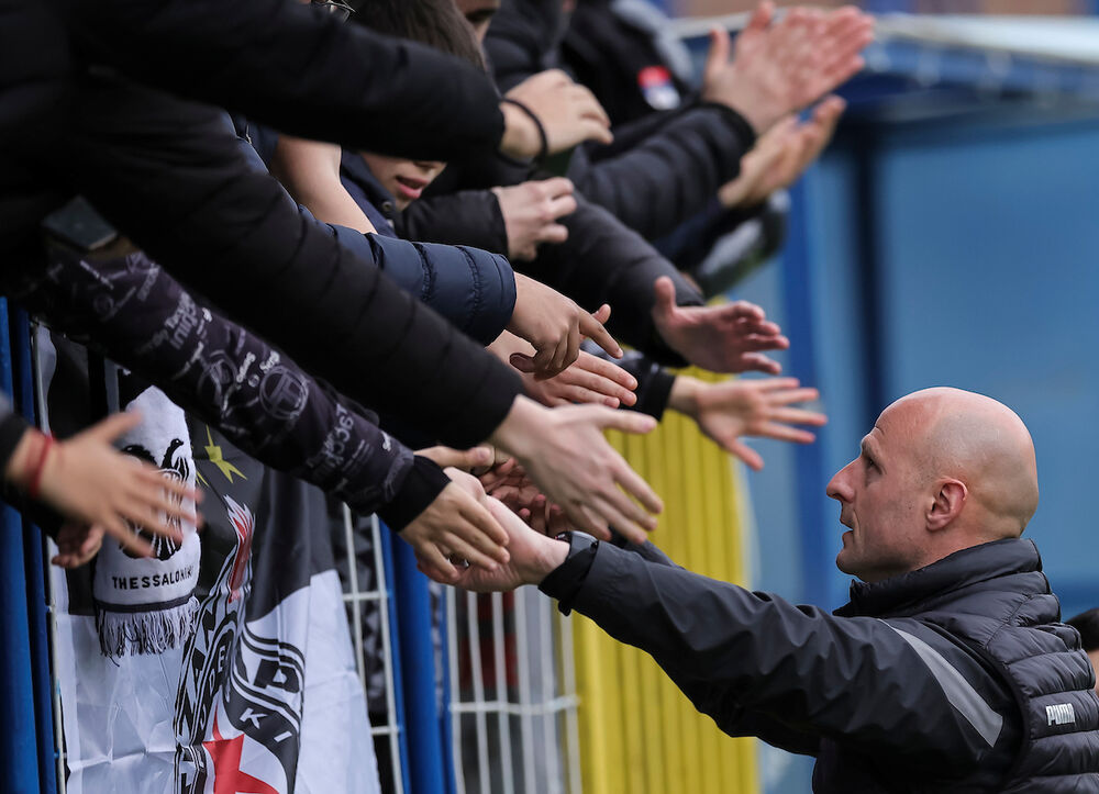 Igor Duljaj se pozdravlja sa navijačima Partizana u Surdulici