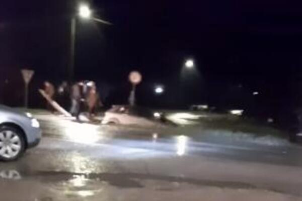 VOZILO ZAVRŠILO U KANALU: Saobraćajna nesreća kod Bačke Palanke (VIDEO)