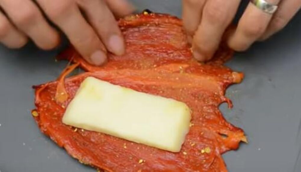 Tvrd sir preko pečenih paprika