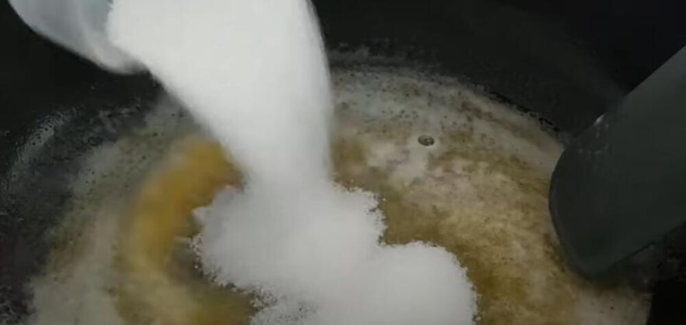 Šećer i maslac u činiji za tursku tortu 'kadaif'