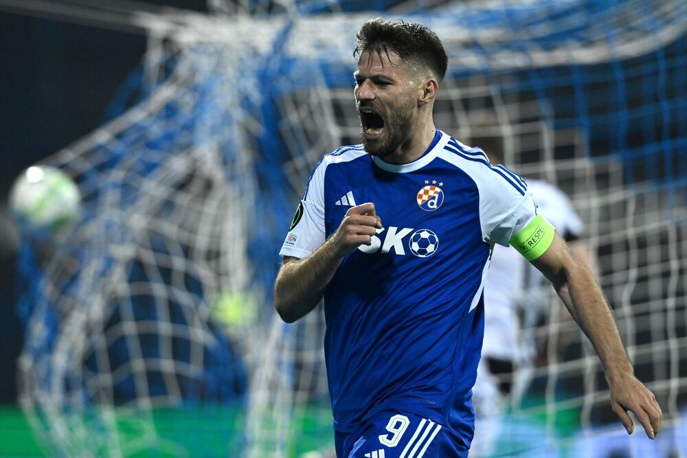 Bruno Petković slavi jedan od golova ove sezone