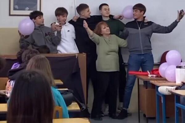 BESKRAJNA LJUBAV, OVAJ DAN ĆE PAMTITI DO KRAJA ŽIVOTA: Učenici iz Rakovice ispratili nastavnicu u PENZIJU (VIDEO)