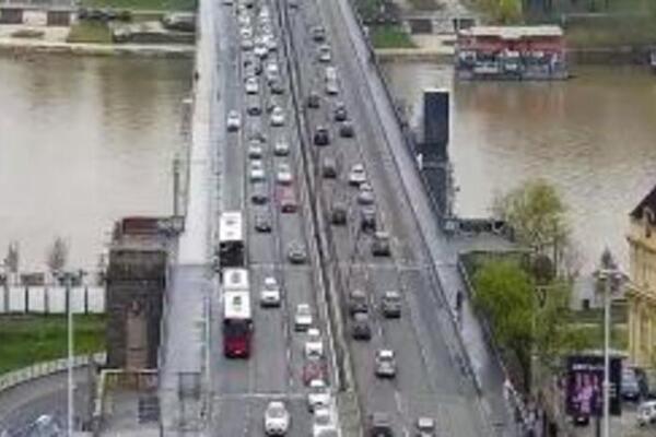 JUTARNJI ŠPIC U BEOGRADU I TO POSLE KIŠE: Brankov most IZNENAĐUJUĆE MIRAN, ali ove deonice KRCATE (FOTO)