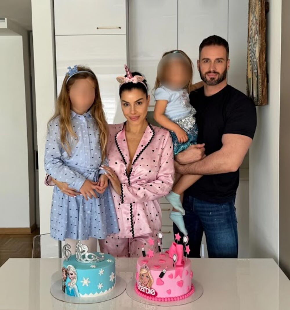 Mia je objavila fotografiju sa porodicom