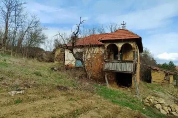 "OBJEKAT JE ZA RUŠENJE ILI OZBILJNU REKONSTRUKCIJU": Vlasnik prodaje kuću u fazi raspadanja za 3.000 evra (FOTO)