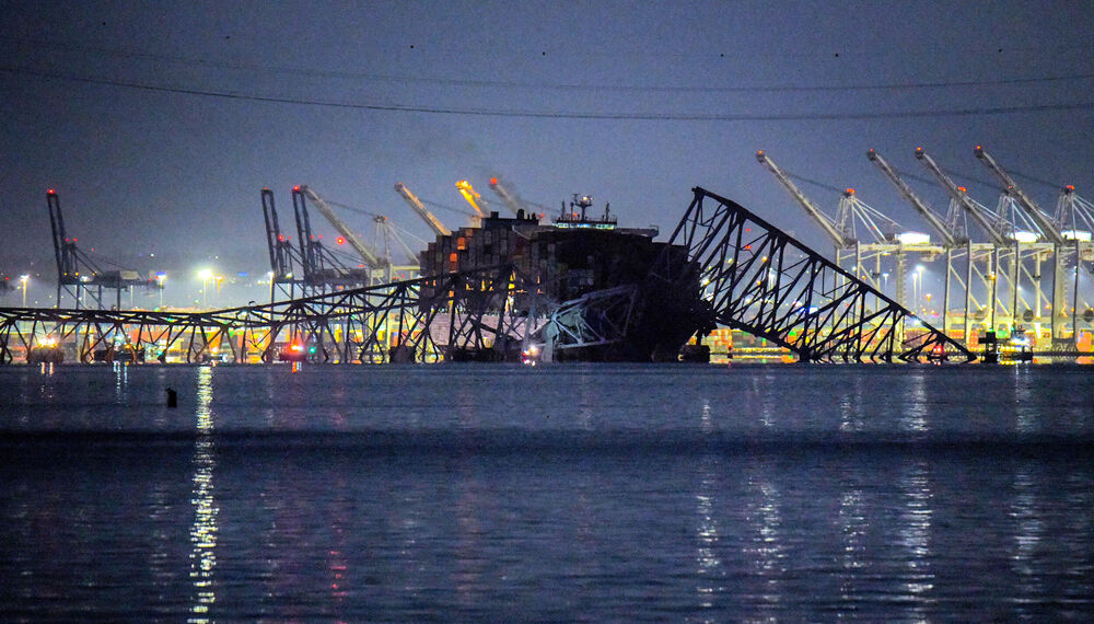 Urušavanje mosta u Baltimoru nakon što je teretni most udario u njega