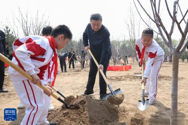 Si posadio drveće u Pekingu podstičući nacionalne napore u pošumljavanju u cilju izgradnje prelepe Kine