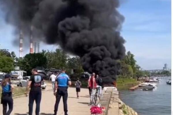 PRVI SNIMCI POŽARA NA SAVSKOM ŠETALIŠTU: Zapalio se brodić prilikom spuštanja u reku, vatrogasci na terenu (VIDEO)