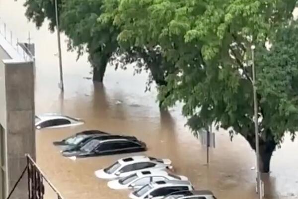 ČETVORO MRTVIH, NEKOLIKO OSOBA SE VODI KAO NESTALO: Poplave u Kini odnele prve žrtve