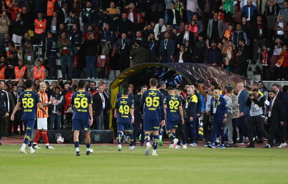 Fudbaleri Fenerbahčea napuštaju teren protiv Galatasaraja